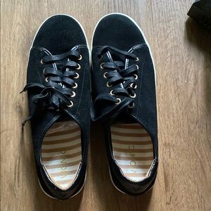 Vionic Black Sneakers Classic Lace-Up Design